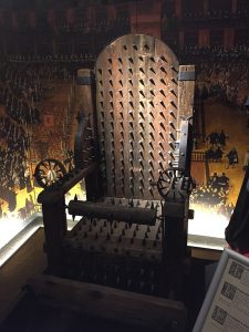 800px-Mus%C3%A9e_de_la_Torture_-_Bruges-225x300.jpg