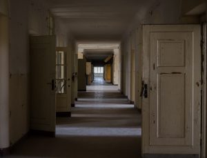 hallway-3972387-300x229.jpg