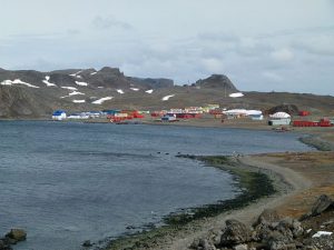 800px-Villa-Las-Estrellas-Antarctica-300x225.jpeg