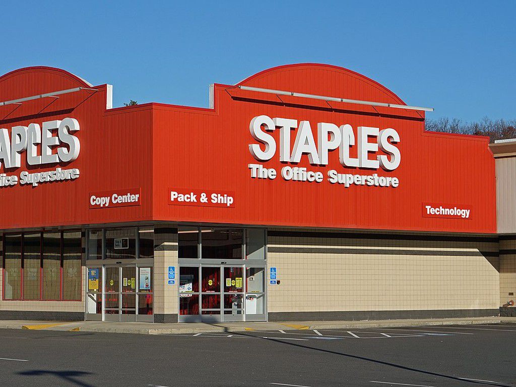 1169px-Staples_store.jpg.optimal.jpg