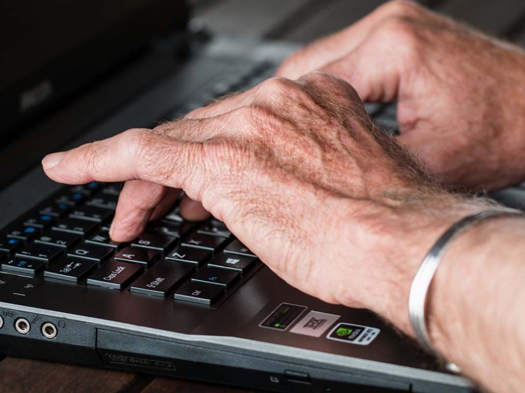 resizehands_old_typing_laptop_internet_working_writer_old_person-770100-1550557068459.jpg.optimal.jpg