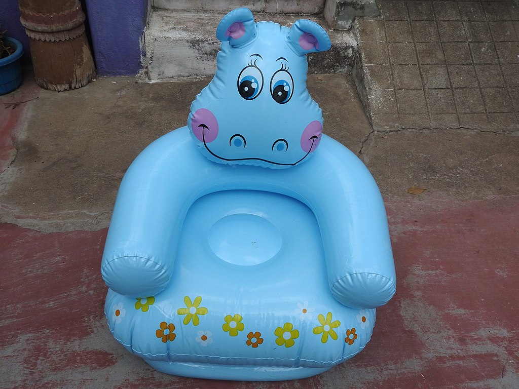 1024px-Inflatable_animal_air_chair-1-xavier_cottage-yercaud-salem-India.jpg