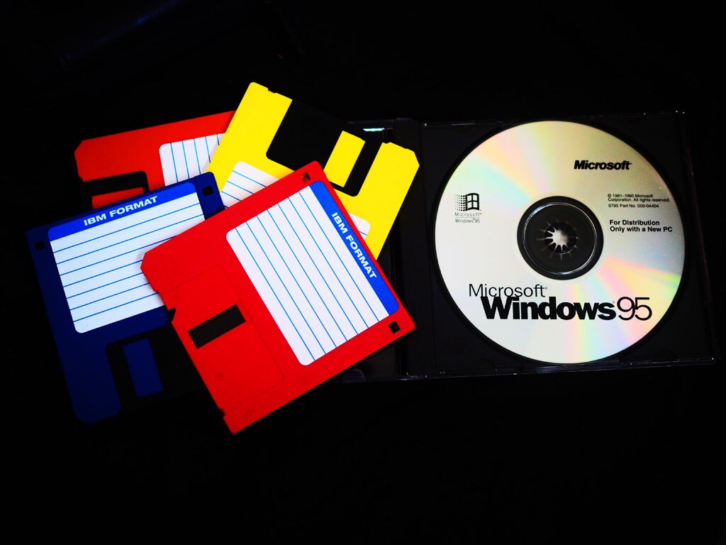 Disquetes_y_CD-ROM_de_instalacion_de_Windows_95.jpg
