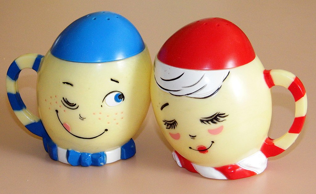 1024Px-Vintage F&F Mold & Die Works Mr. & Mrs. Egg Salt & Pepper Shakers, Circa 1950S (14078060372)