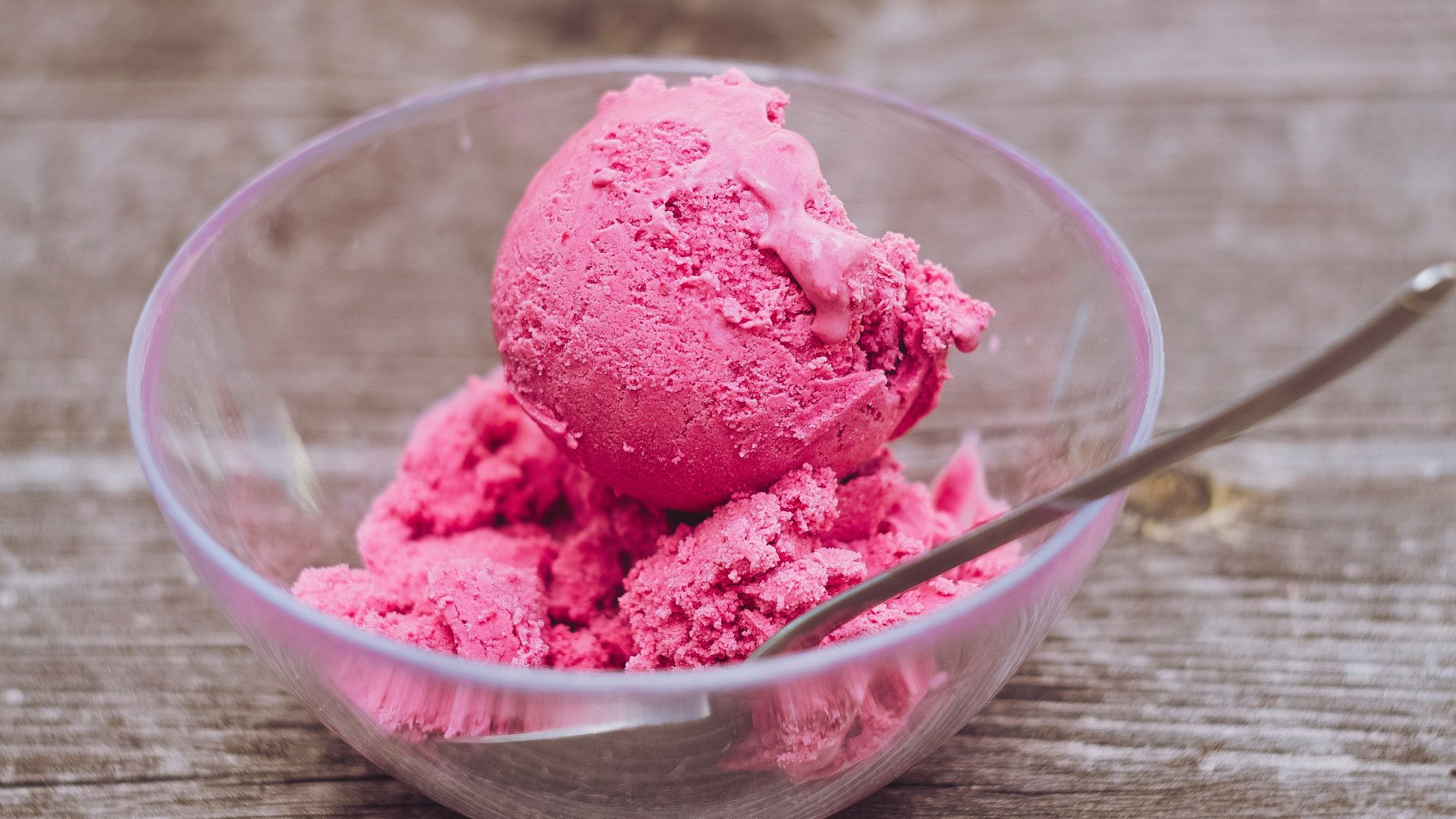 strawberry ice cream in clear glass bowl