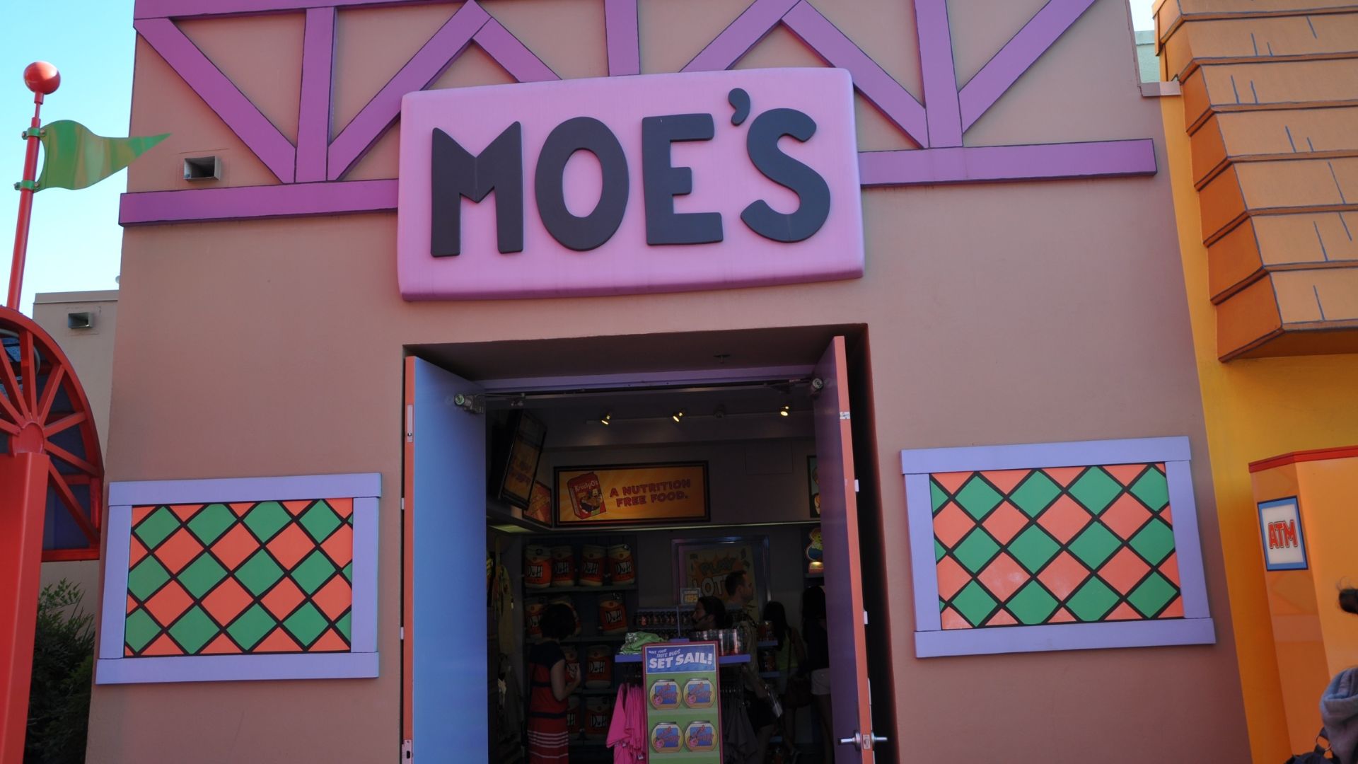 File:Le bar de moe (série télévisé The Simpsons) a universal studio a Los Angeles 2013-04-07 22-29.jpg