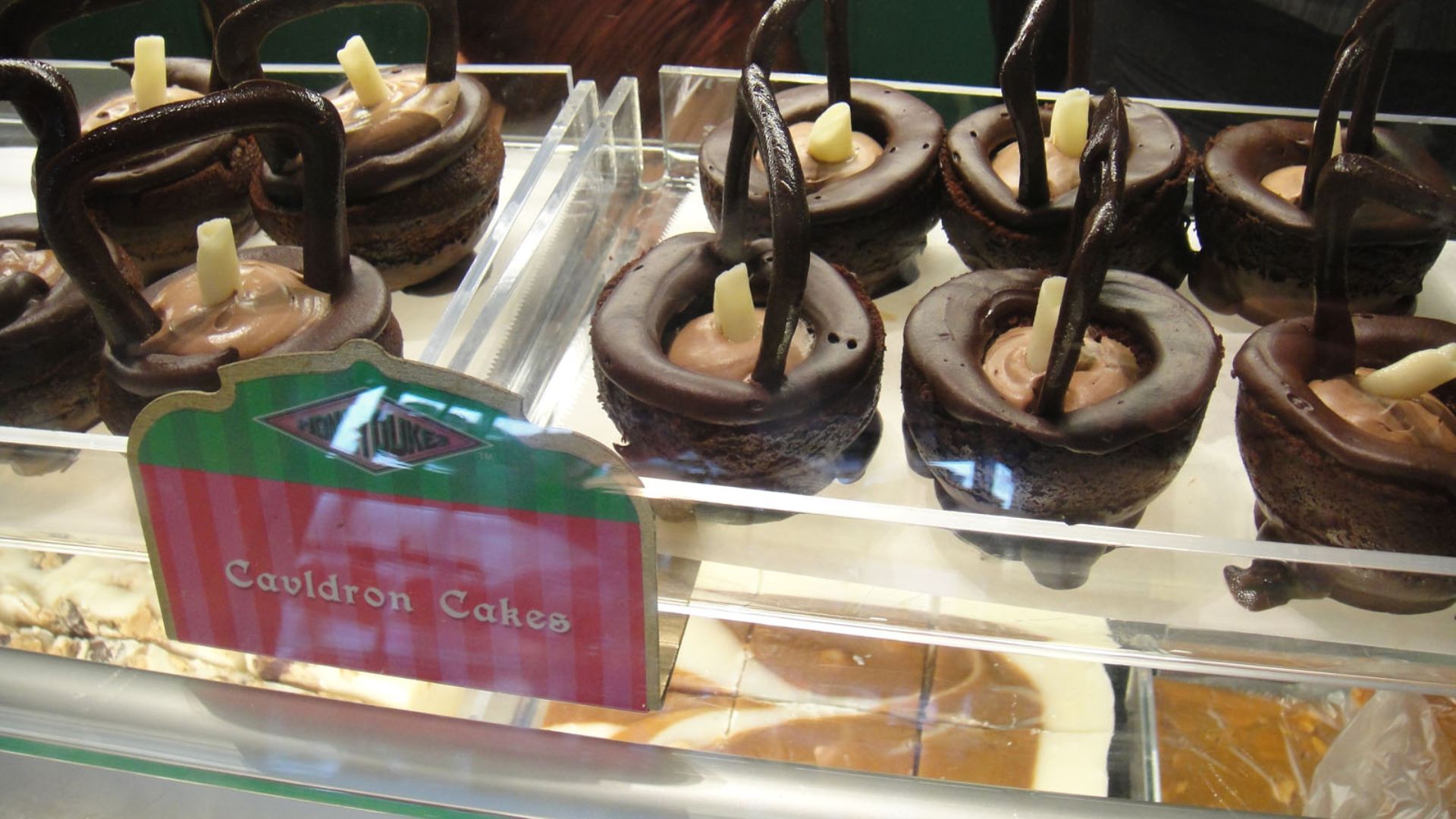 File:Wizarding World of Harry Potter - Cauldron Cakes in Honeydukes Sweets Shop (5014152610).jpg