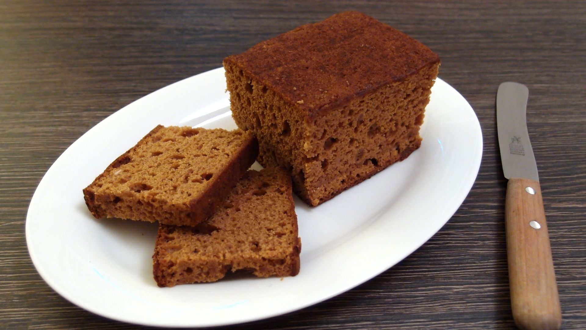 File:Dutch style gingerbread loaf, cut open.jpg