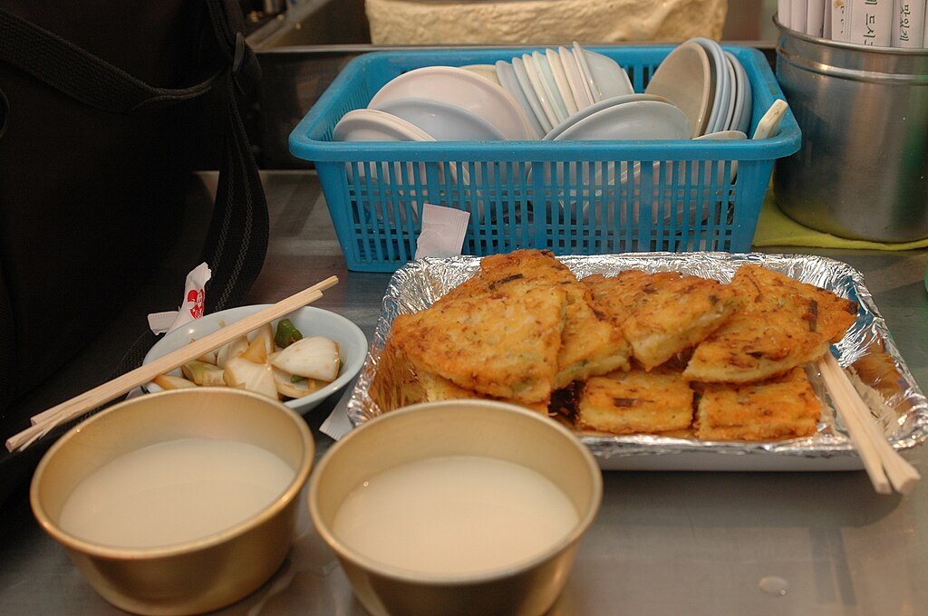 1024Px-Korean Mung Bean Pancake And Rice Wine-Bindaetteok And Makgeolli