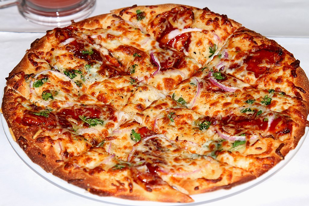 1024Px-B.b.q. Chicken Pizza (26679384893)