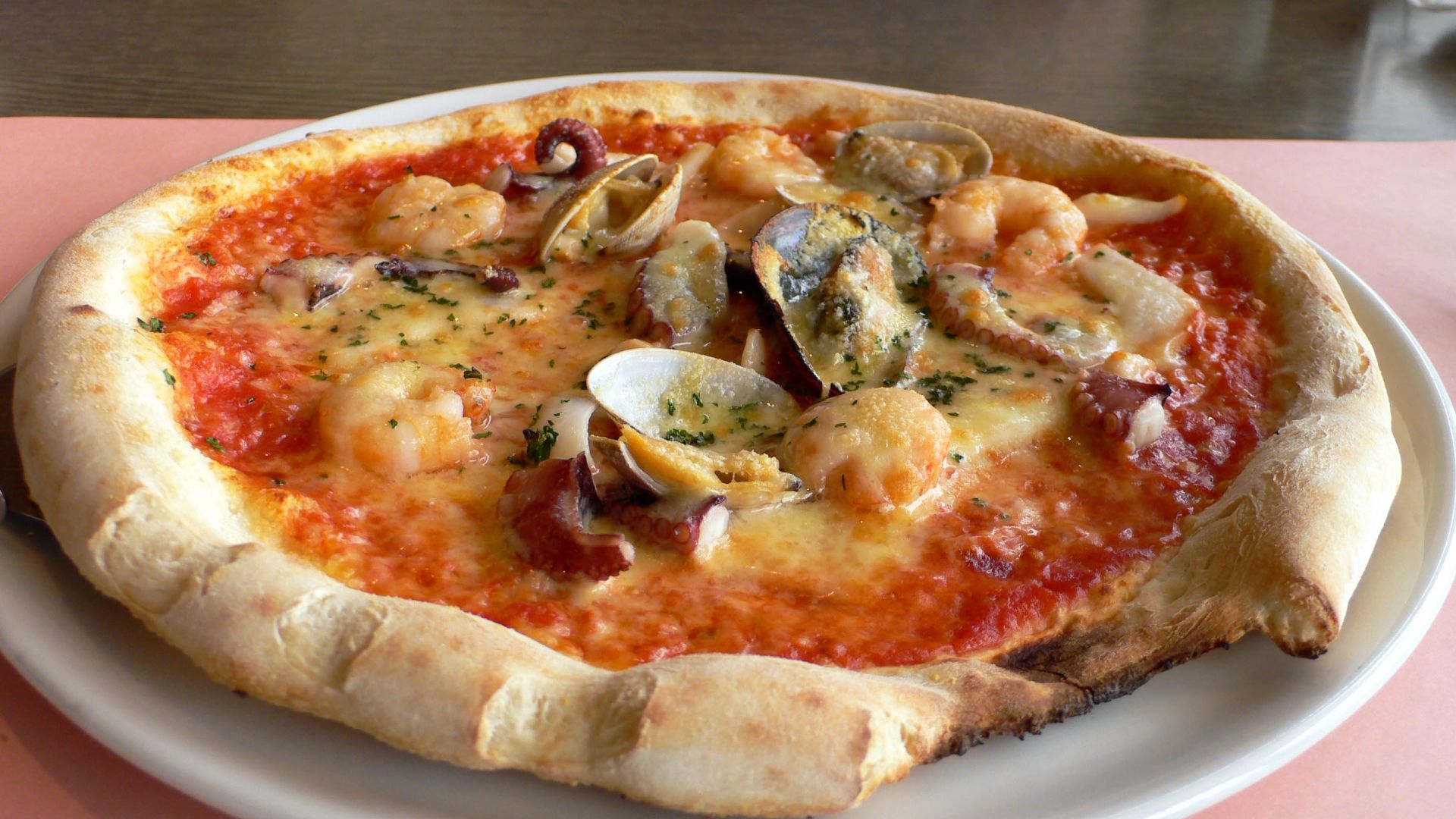 File:Seafood pizza (1).jpg