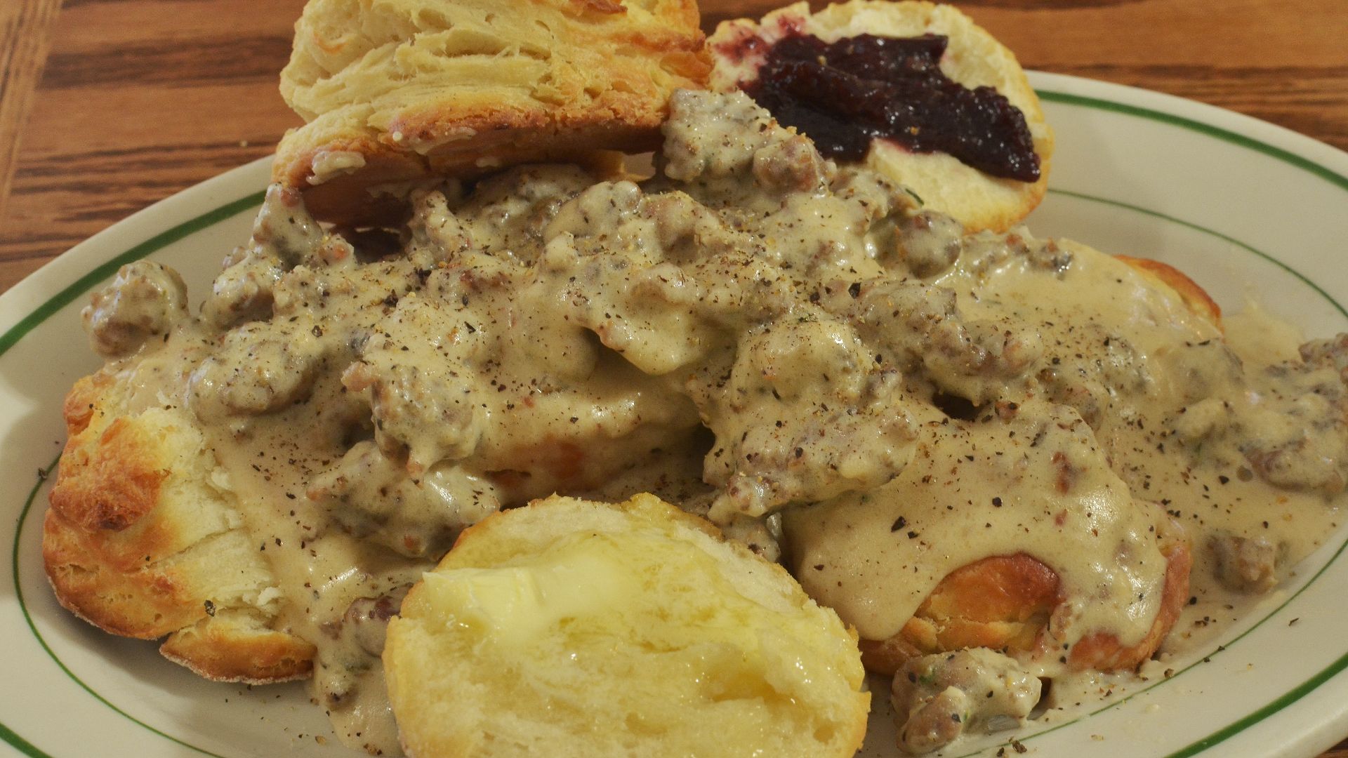 File:Biscuits and gravy (9845421004).jpg