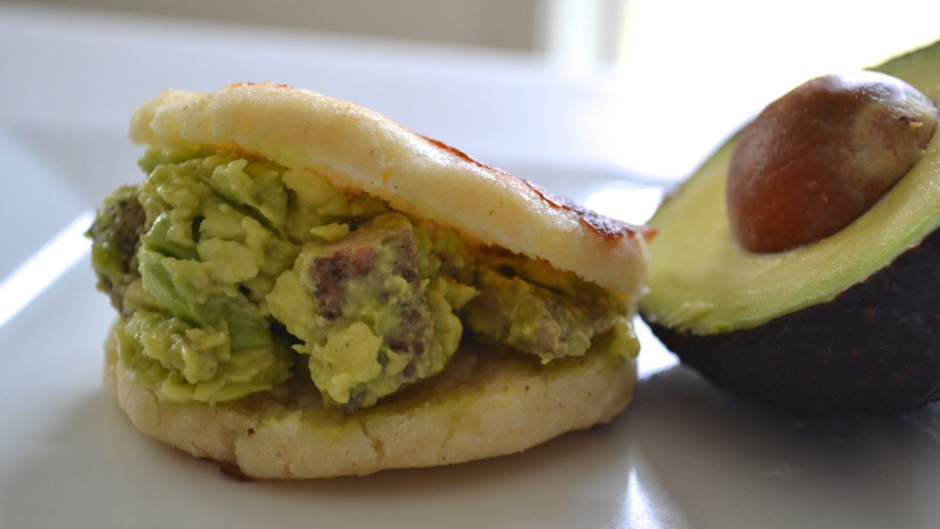 File:Arepa-reina-pepiada-arepasdelgringo.jpg