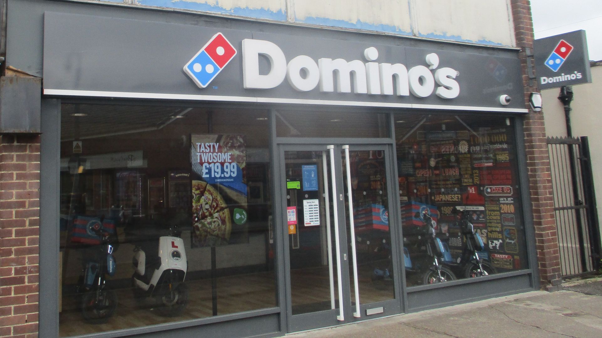 File:Domino's, Market Street, Hemsworth (1st May 2022).jpg