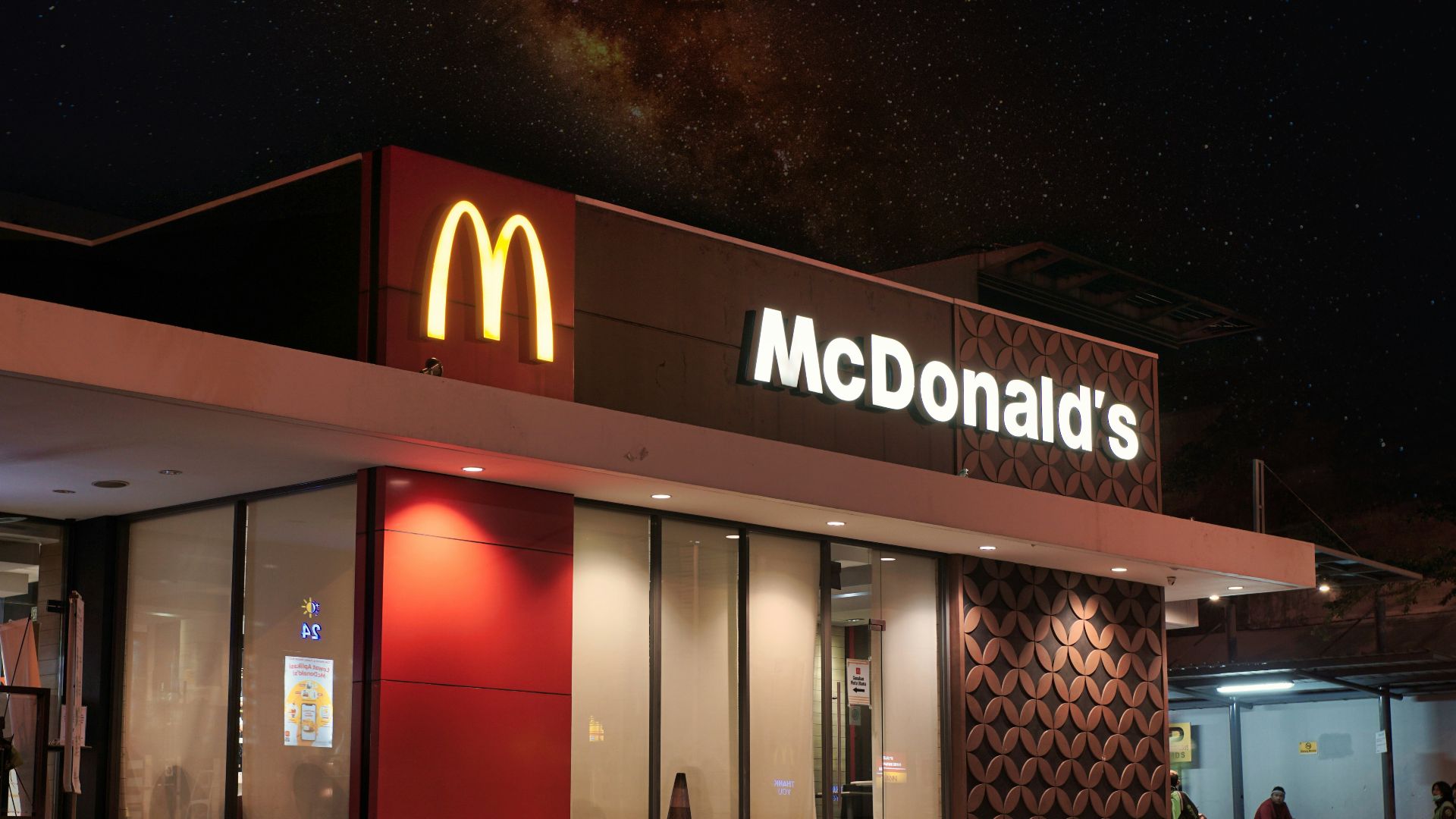 a mcdonald's restaurant is lit up at night