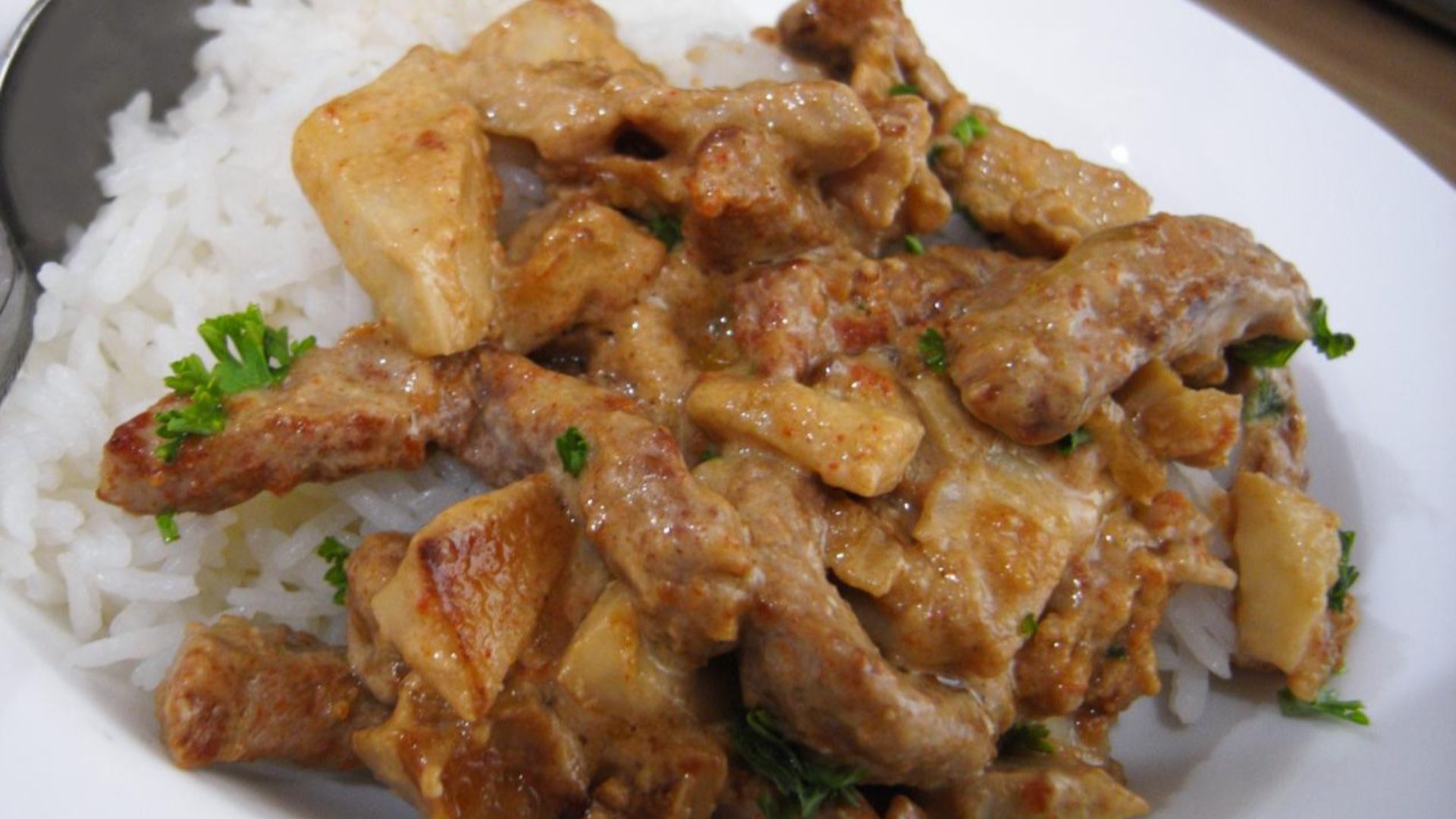 File:Beef Stroganoff-02 cropped.jpg