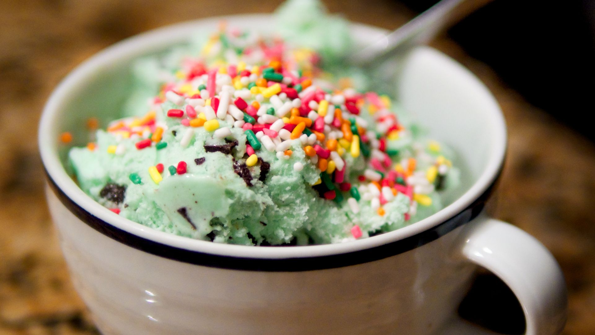 File:Mint chocolate chip ice cream with sprinkles in a cup (13049646504).jpg