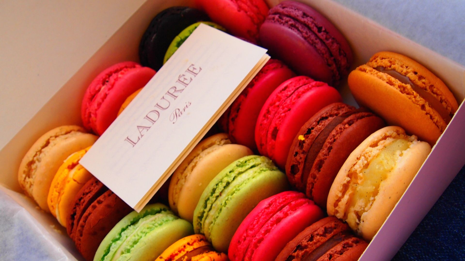 File:Ladurée Macaron.jpg