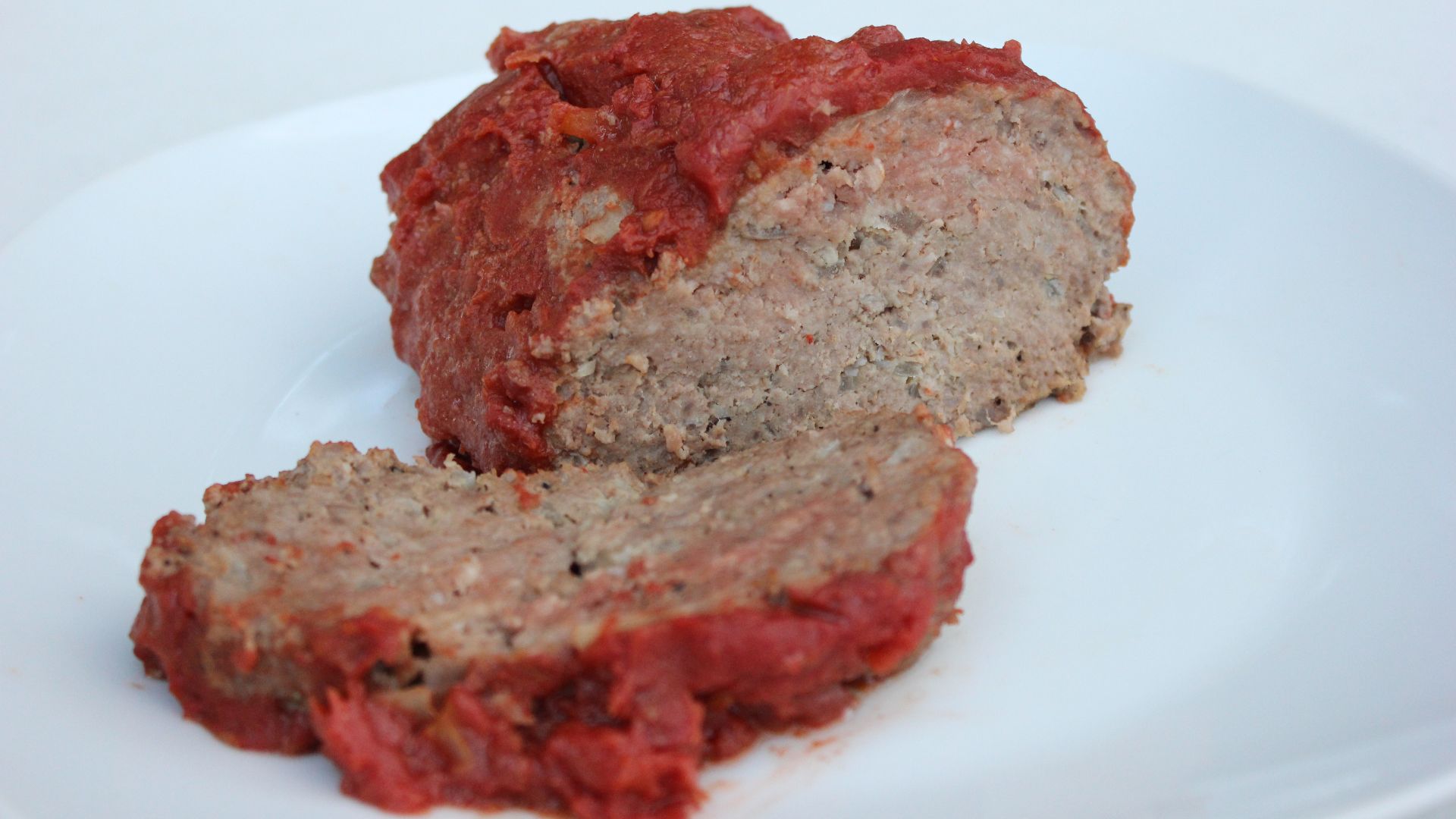 File:Meatloaf on white plate.jpg