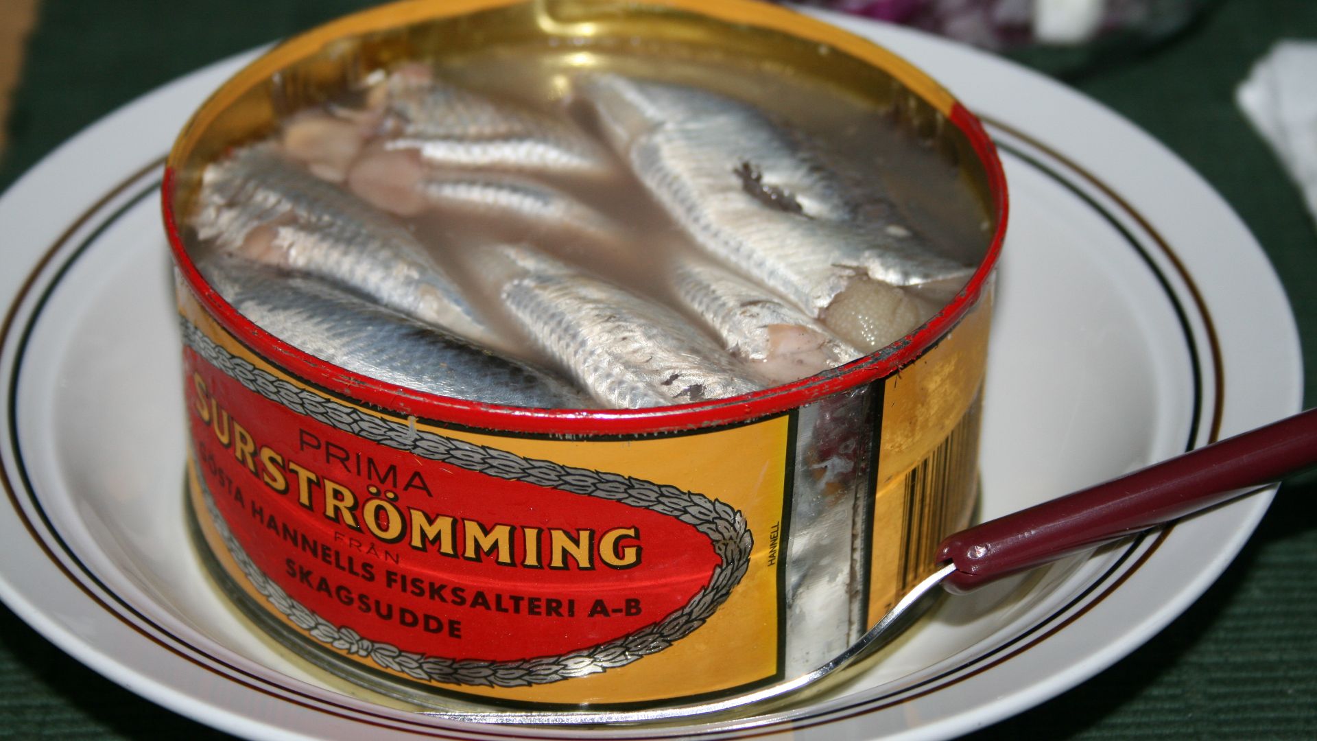 File:Serving Surströmming.jpg