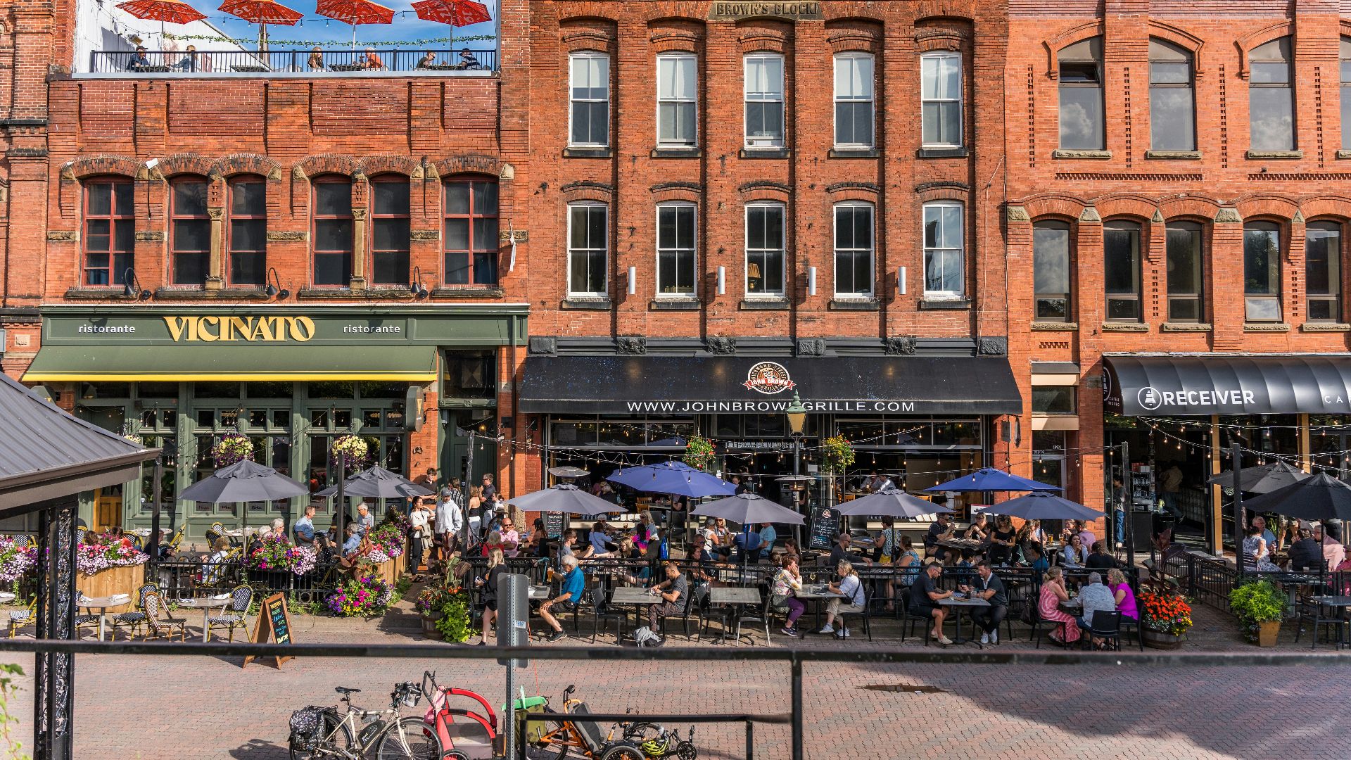 A large group of people sitting outside of a building