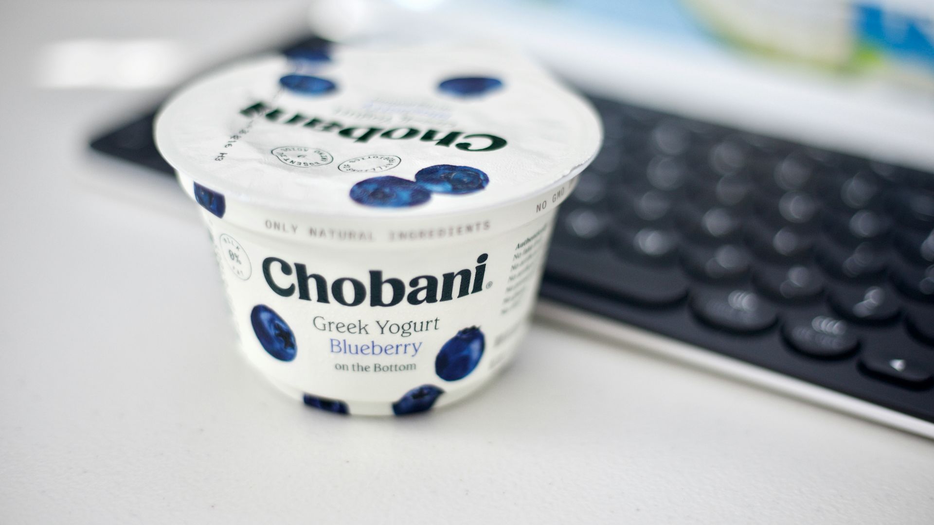 white and blue daisy sour cream