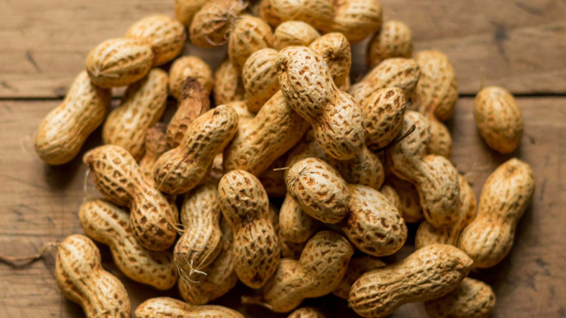 bunch of brown peanuts