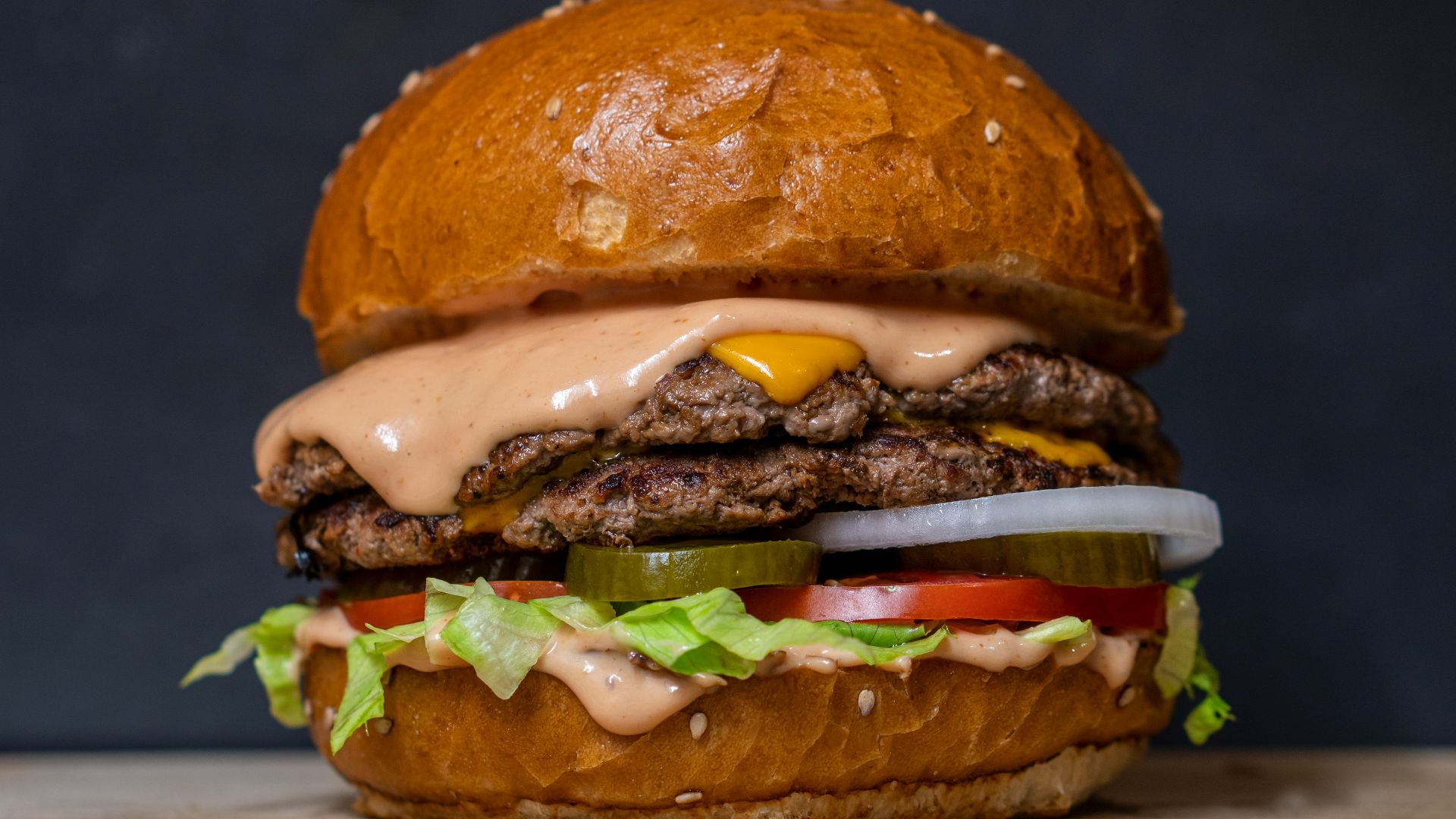 burger with lettuce and tomatoes