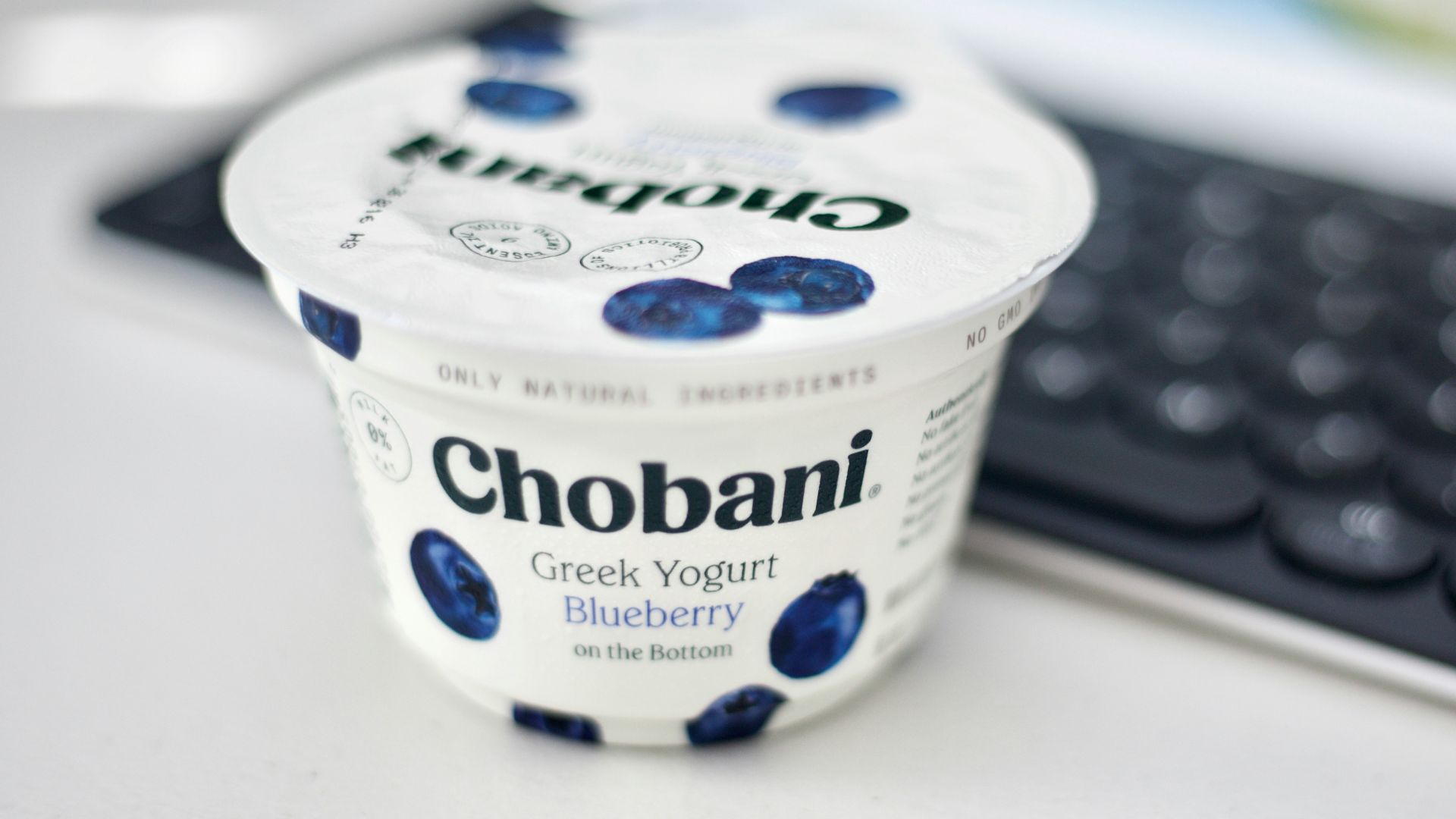 white and blue daisy sour cream