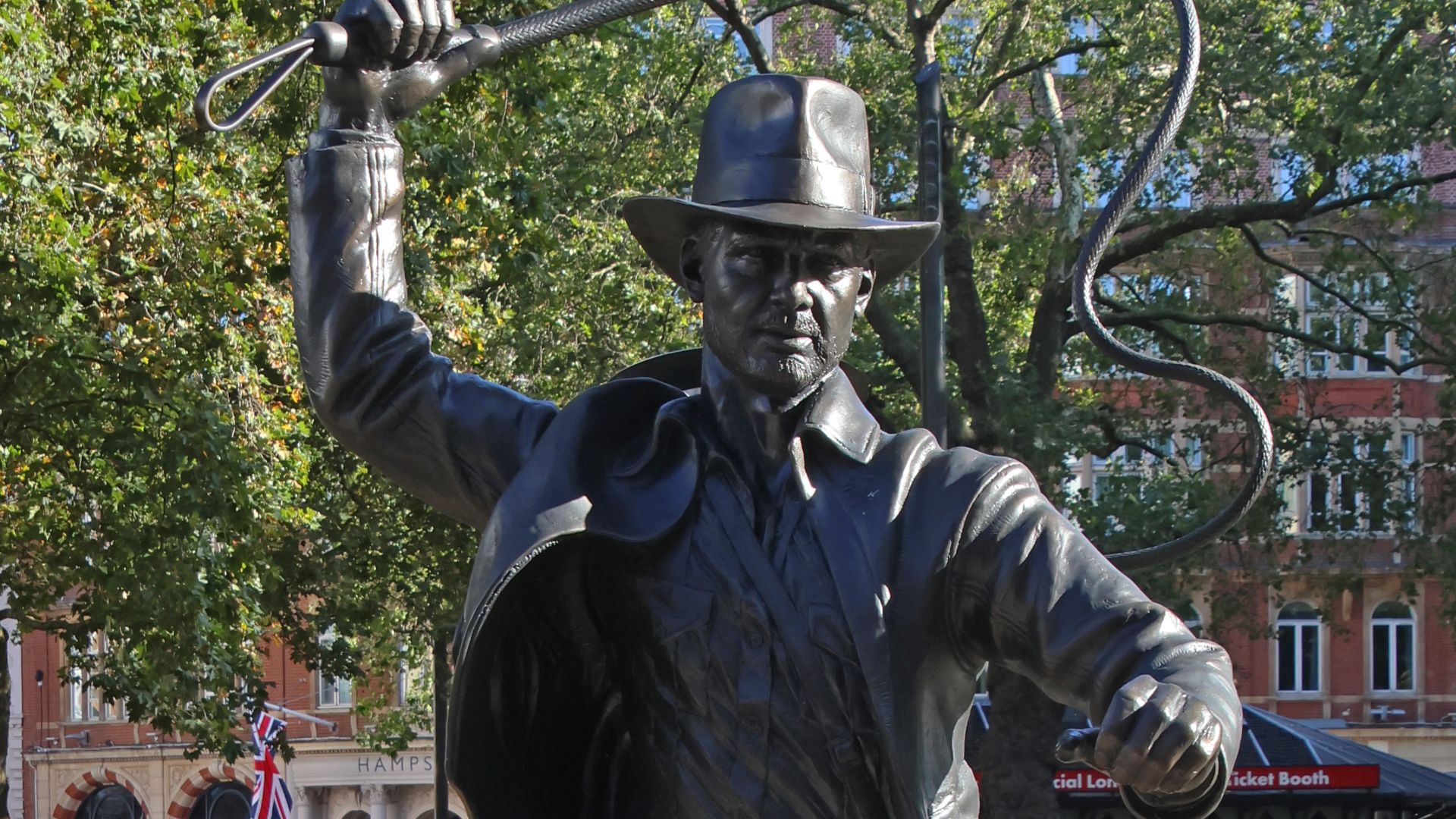 File:Indiana Jones Statue Leicester Square.jpg