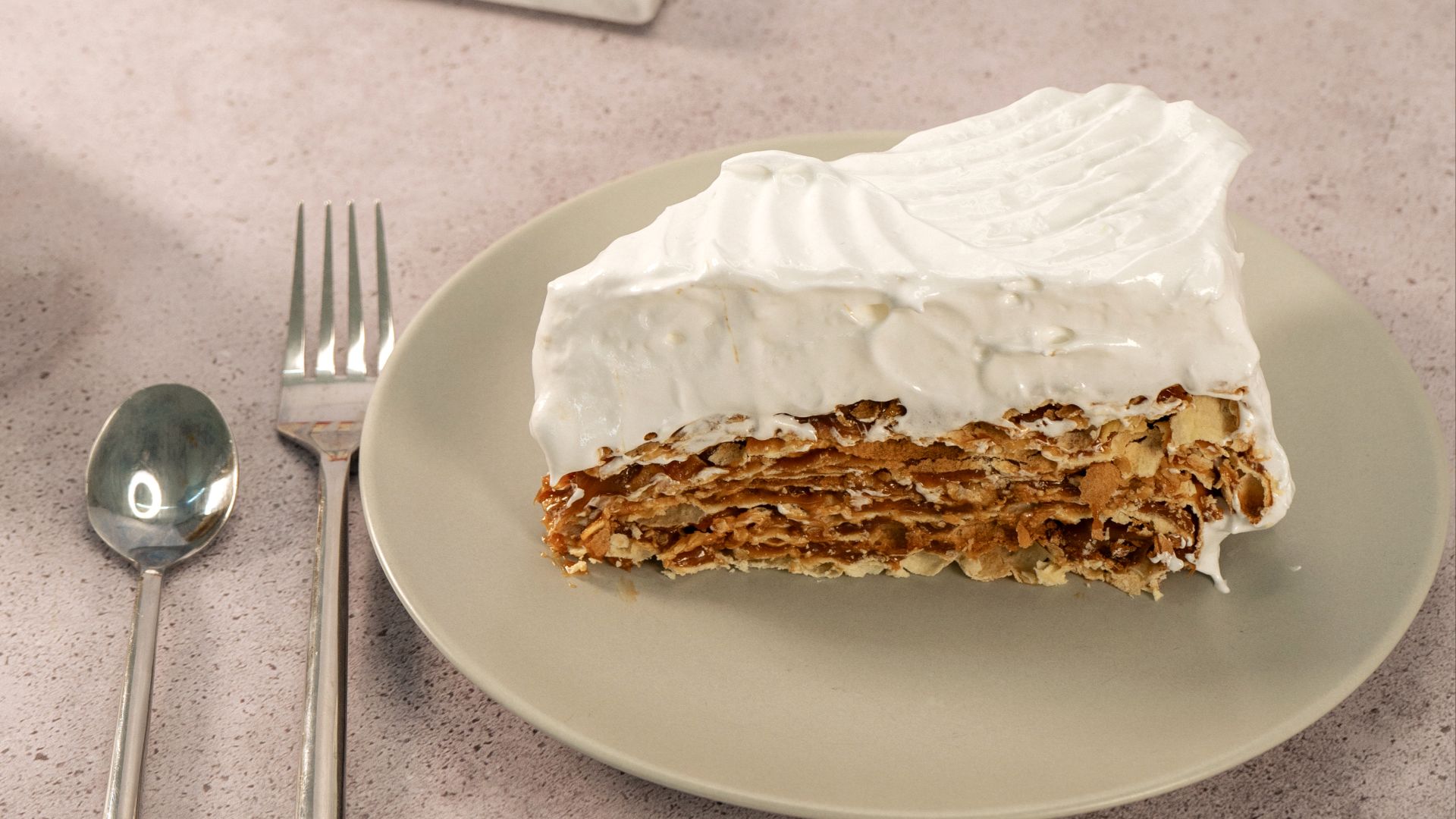 File:Torta Rogel en plato.jpg