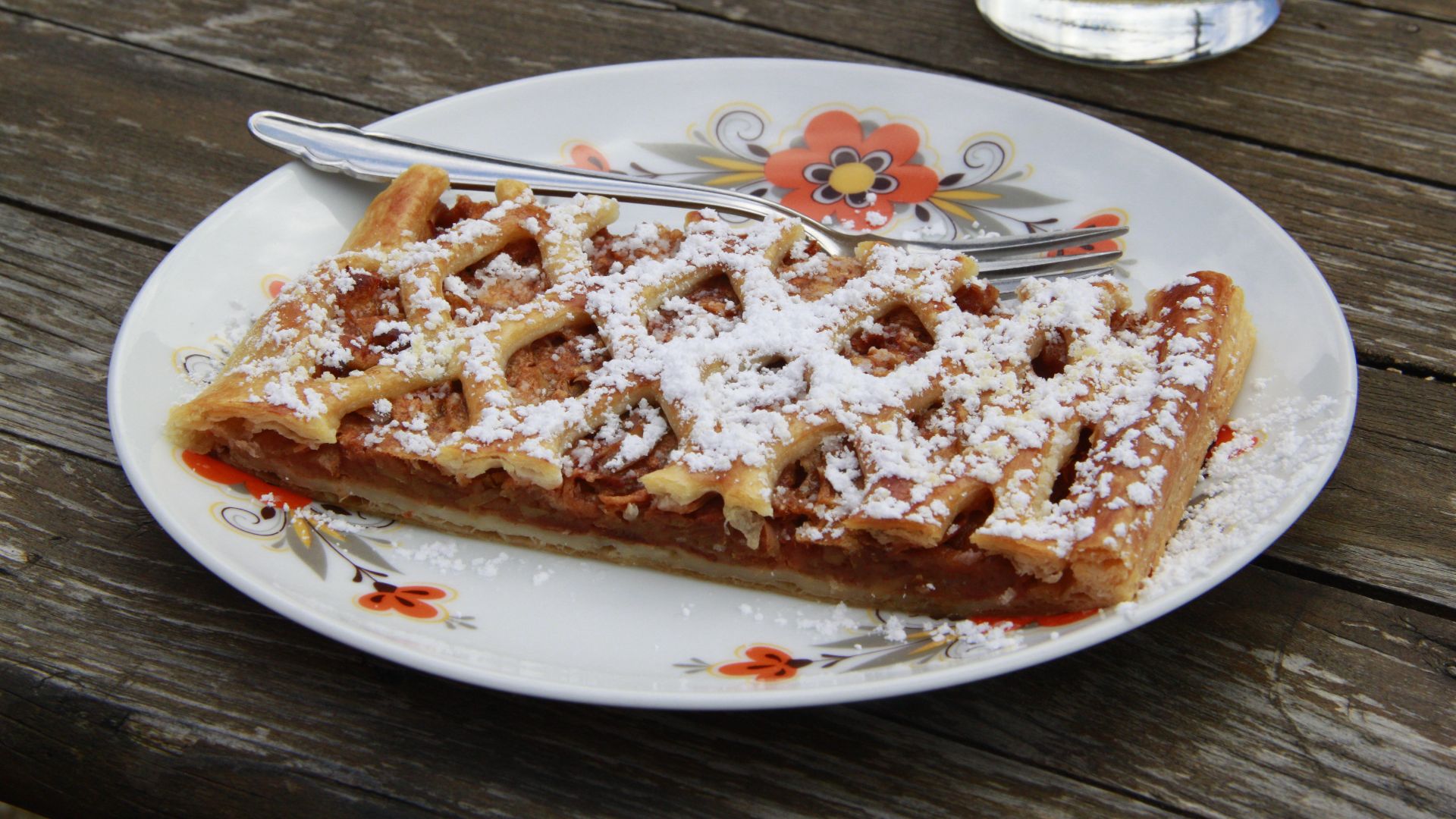 File:Apfelstrudel close-up.JPG