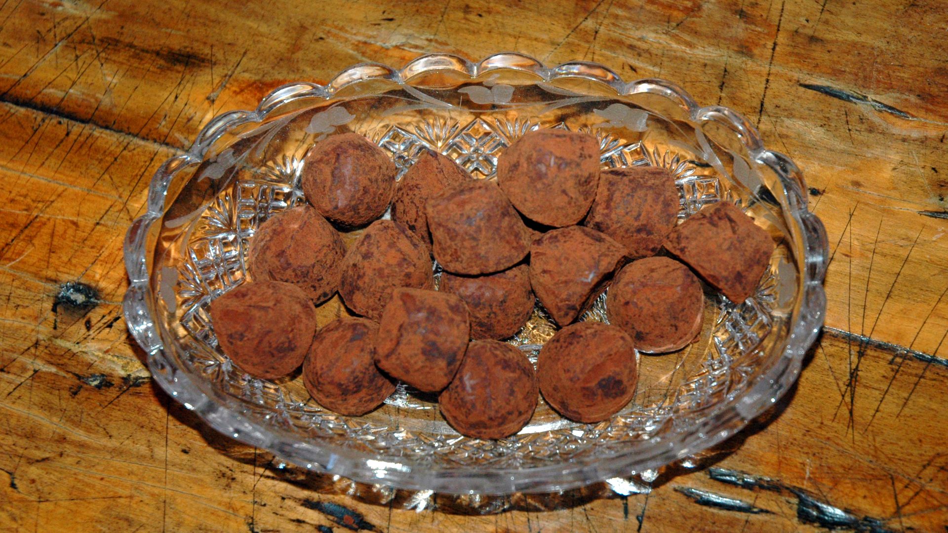 File:Bowl of truffles.jpg