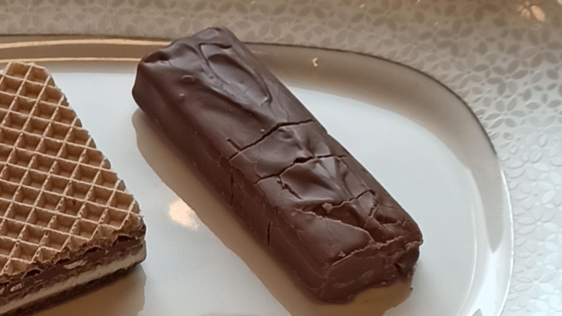 File:Ciastko i baton czekoladowy - 2025.06.16.jpg