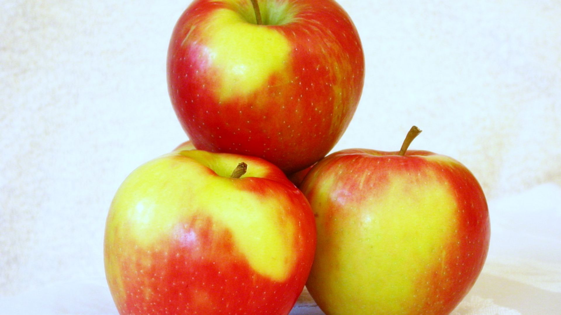 File:3 Pommes Honeycrisp.JPG