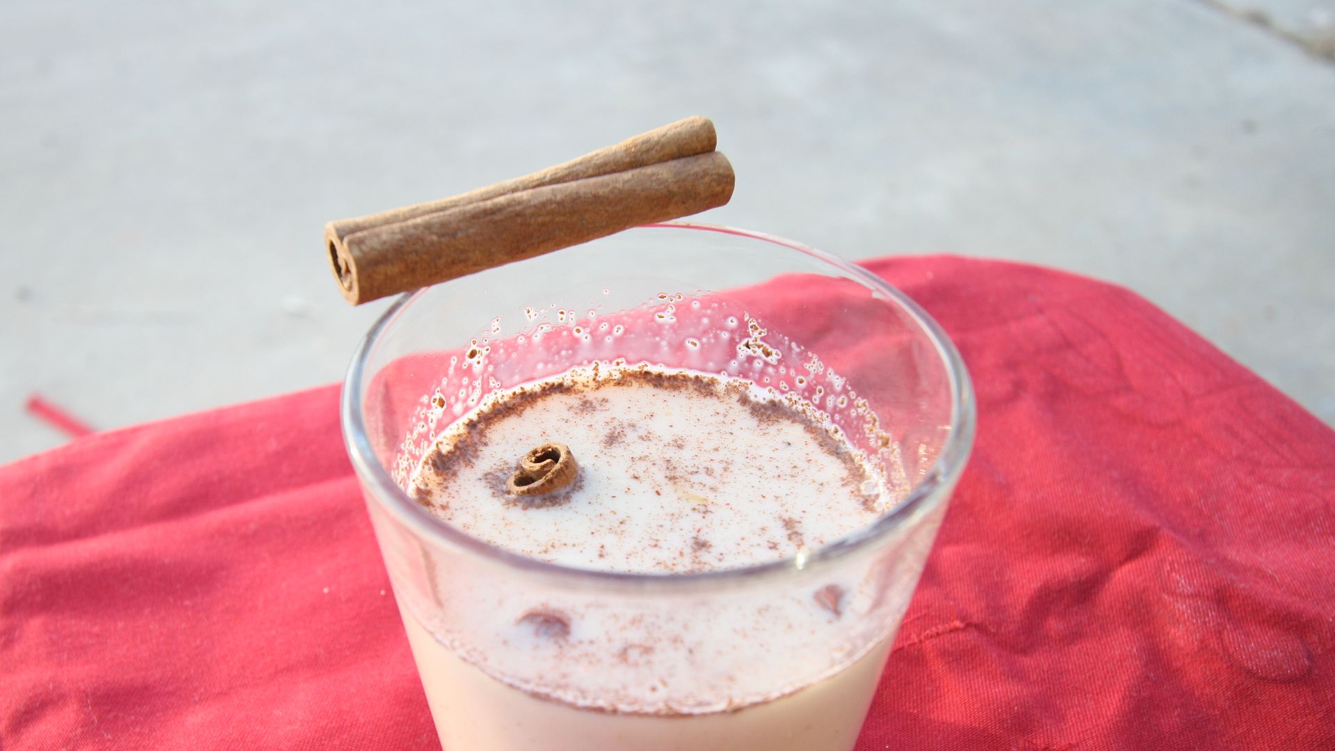 File:Glass of eggnog with cinnamon 01.jpg