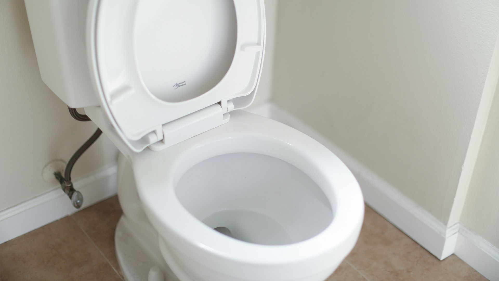 white ceramic toilet bowl with cover