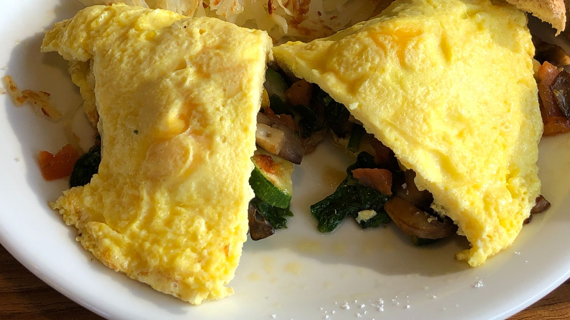 File:2021-10-10 08 20 20 Denny’s veggie omelette hash brown toast at the Denny's in Kailua-Kona, Hawaii County, Hawaii.jpg