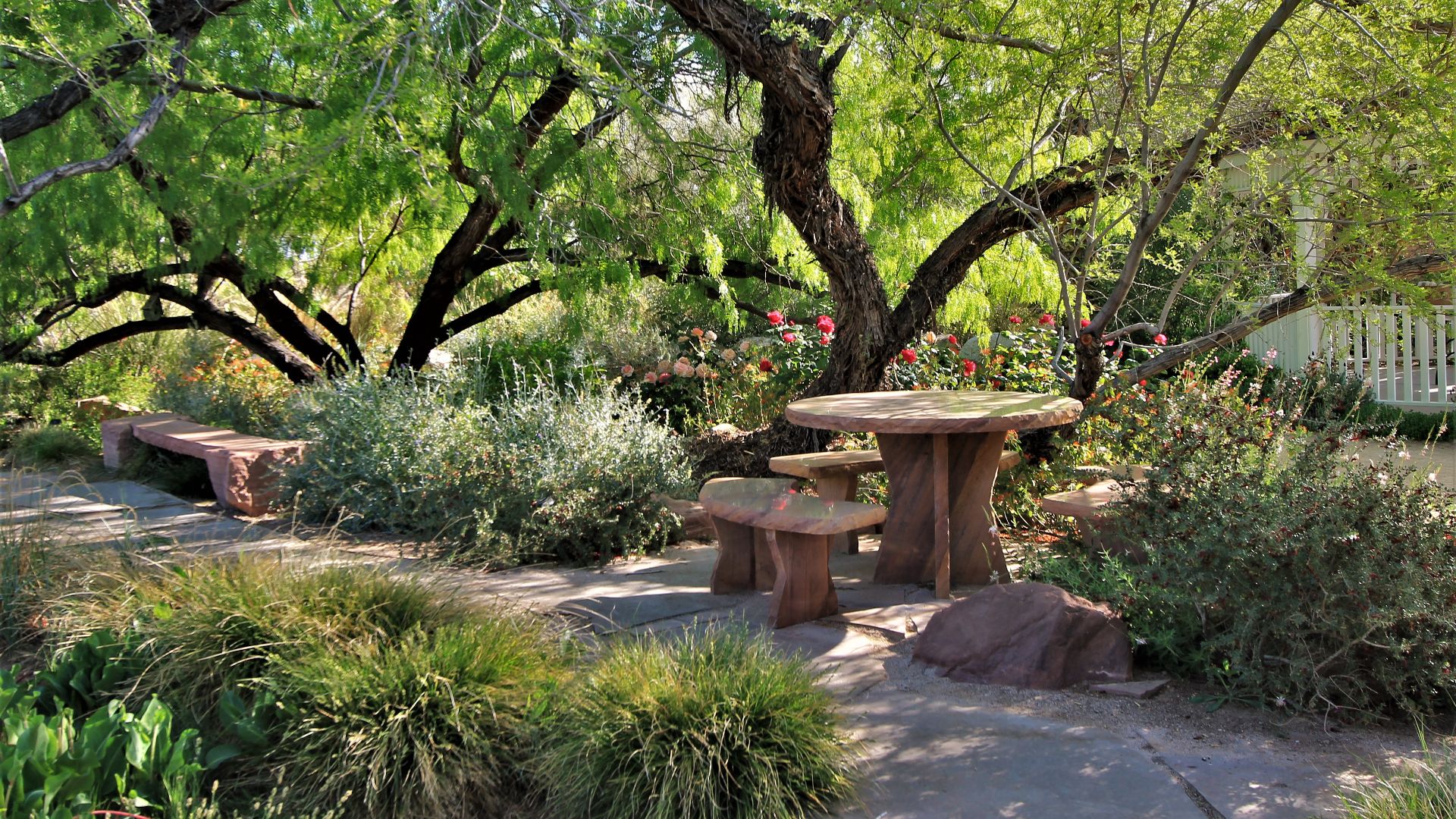 File:Garden Table (27695323898).jpg