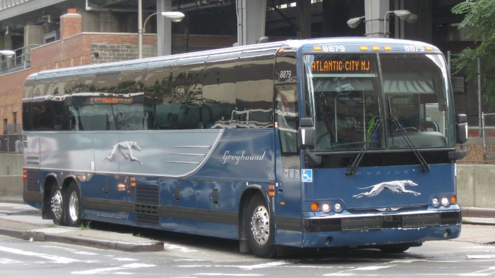 File:Greyhound Prevost X3-45 (2009 scheme).jpg