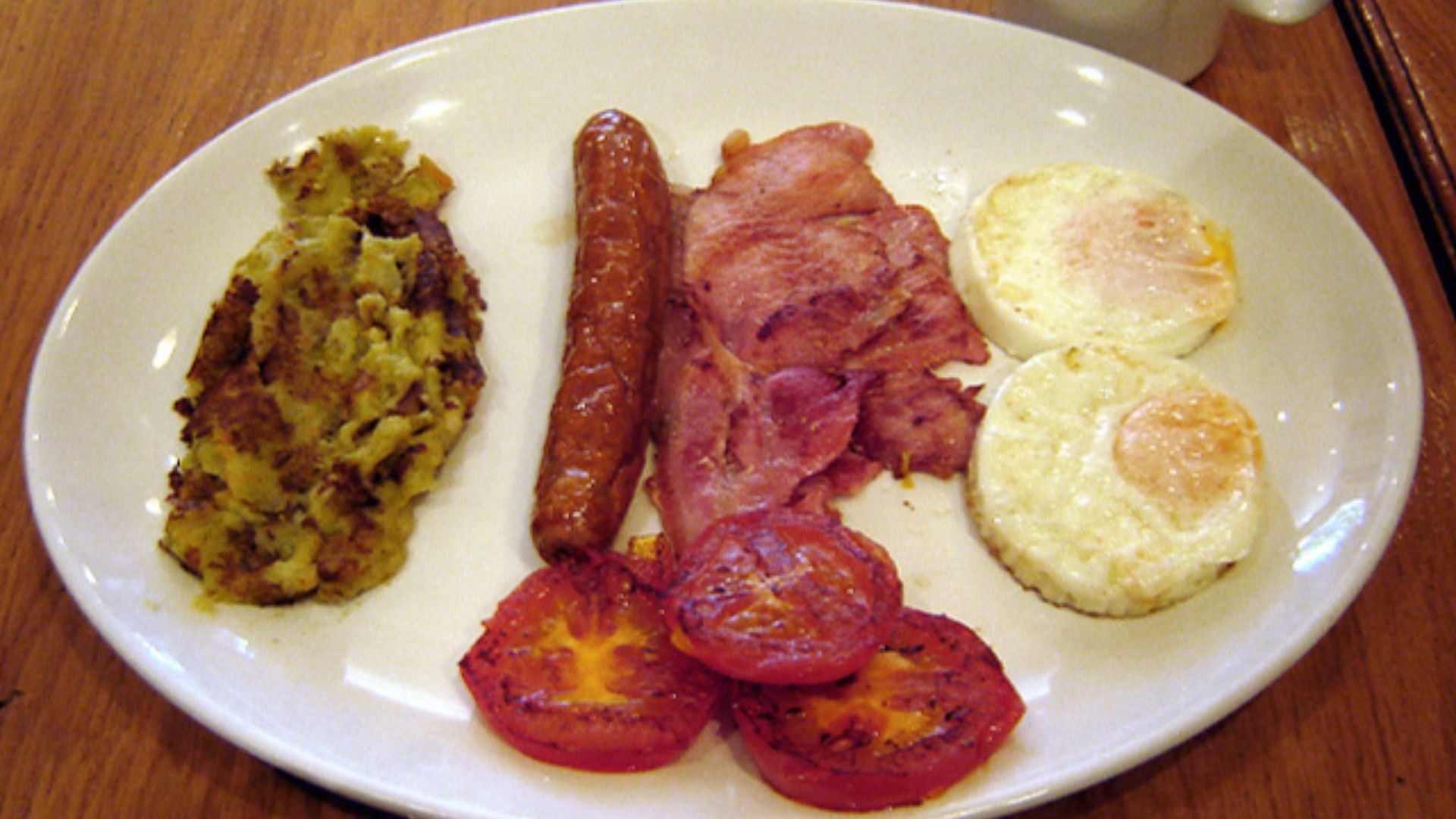 File:Full English breakfast with bubble and squeak, sausage, bacon, grilled tomatoes, and eggs.jpg