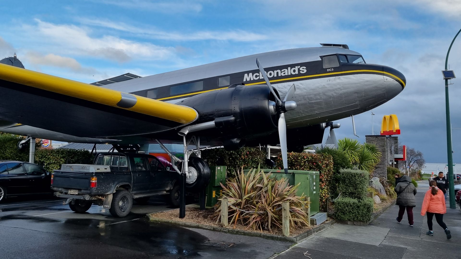 File:2022-06-09 Douglas DC-3 of McDonald's at Taupo.jpg