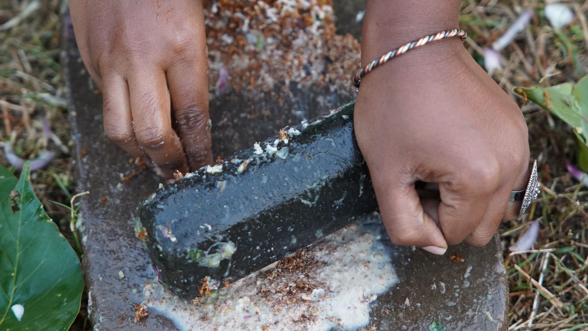 File:Grinding Red Ant Eggs - Traditional Santal Food Mela - 11th Museum Day Celebration - Museum Of Santal Culture - Birbhum 2024-12-08 02732.jpg