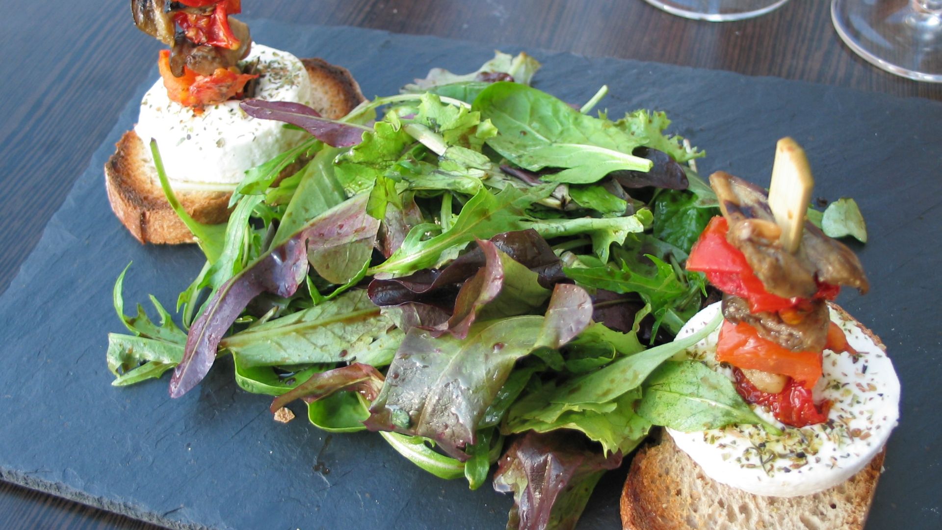 File:Salade mesclun et chèvre chaud sur toasts.jpg