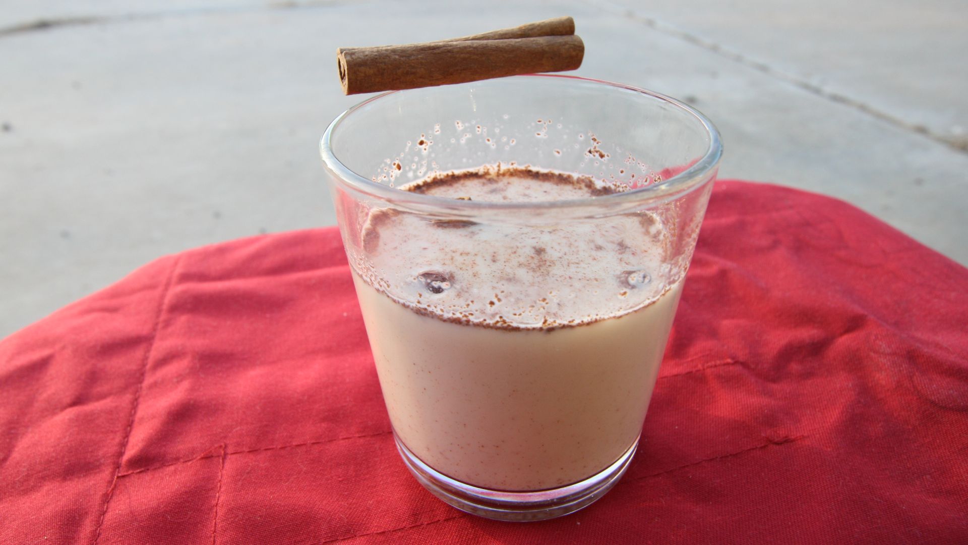 File:Glass of eggnog with cinnamon 33.jpg