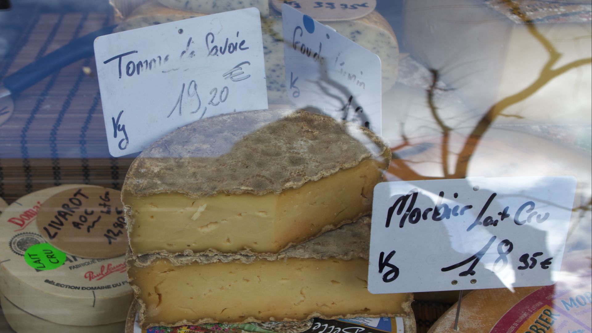 File:Tomme de Savoie au marché.jpg
