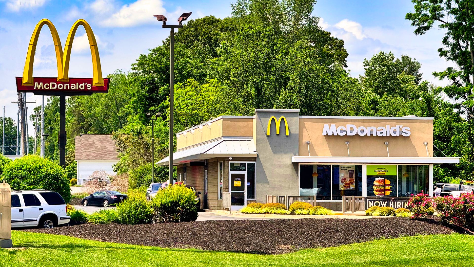File:A modern McDonald's restaurant in Hiawassee, Georgia 01.jpg