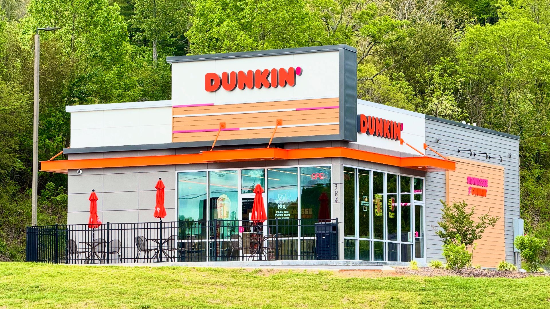 File:A Dunkin' Donuts restaurant in Hiawassee, Georgia, United States 01.jpg
