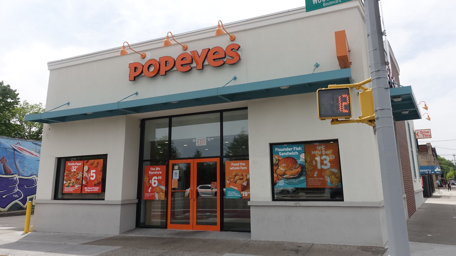 File:Woodhaven Bl Myrtle Av td (2023-05-16) 22 - Popeyes (8324 Woodhaven Boulevard).jpg
