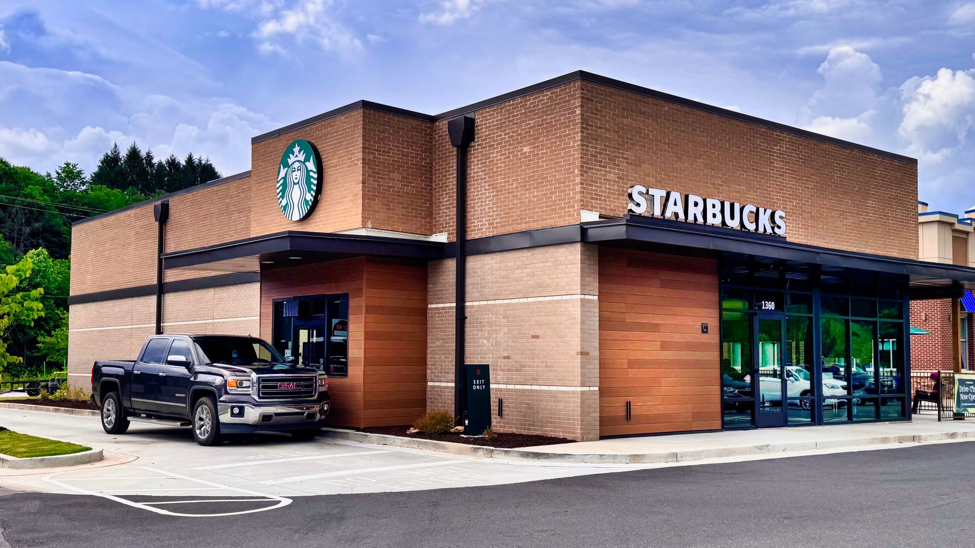 File:A Starbucks coffeehouse in Franklin, North Carolina.jpg